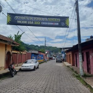 Lona cruza calle impresión publicidad alternativa interior de guatemala Proyectos Inteligentes Guatemala- Operaciones Inteligentes GT