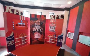 KFC Publicidad, impresion vinilo, stand, diseño, POP Guatemala Proyectos Inteligentes, Operaciones Inteligentes