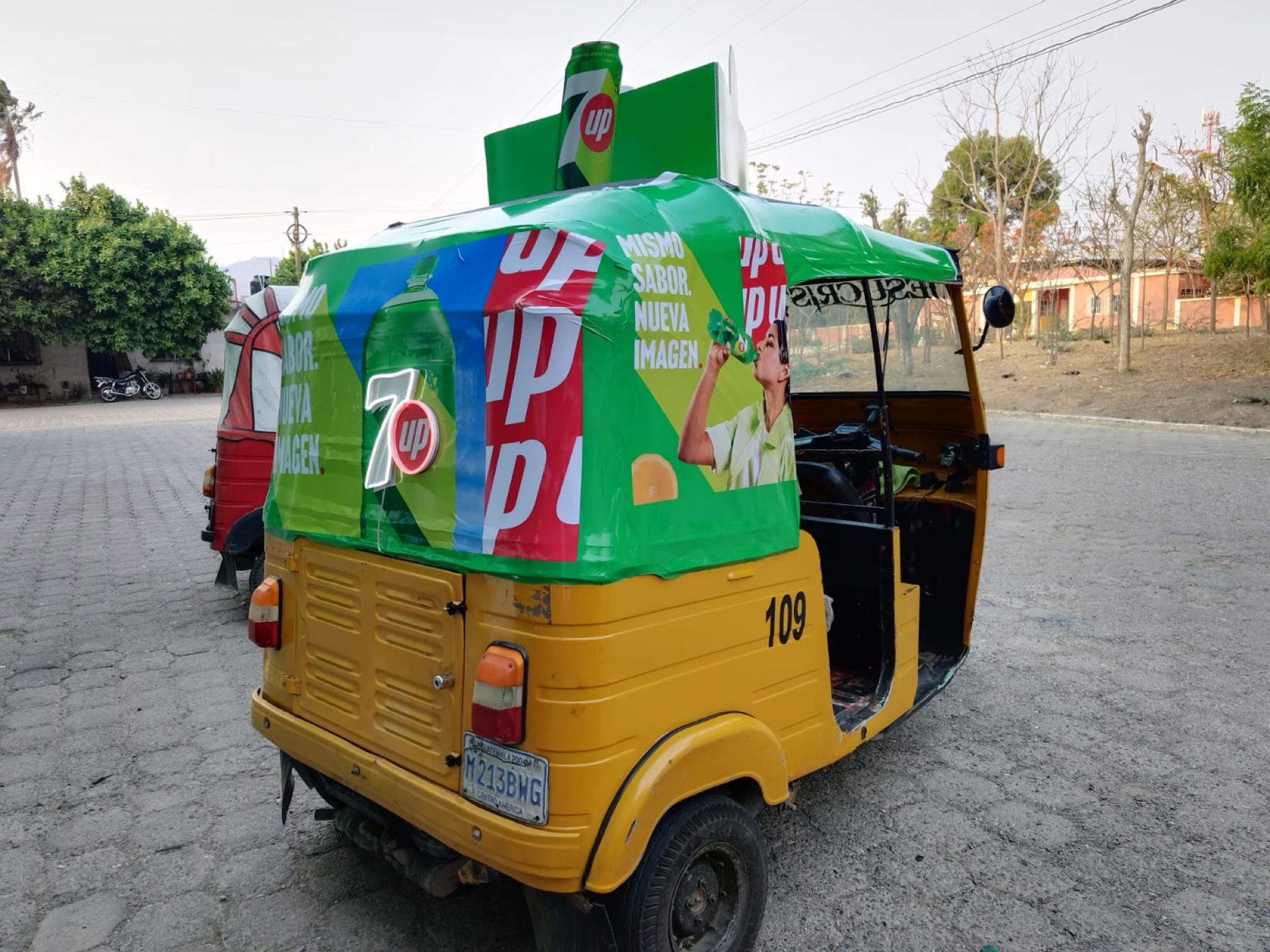 Publicidad Tuc tuc - Impresiones vinil para tuck tuck - Publicidad tuk tukPublicidad Tuc tuc - Impresiones vinil para tuck tuck - Publicidad tuk tuk Coca cola proyectos inteligentes guatemala - publicidad en interior de la republica - inovación 7up pepsico