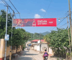 Lona cruza calle- Street Banner Proyectos Inteligentes publicidad Cocacola impresion vinil proyectos inteligentes guatemala innovación interior del país