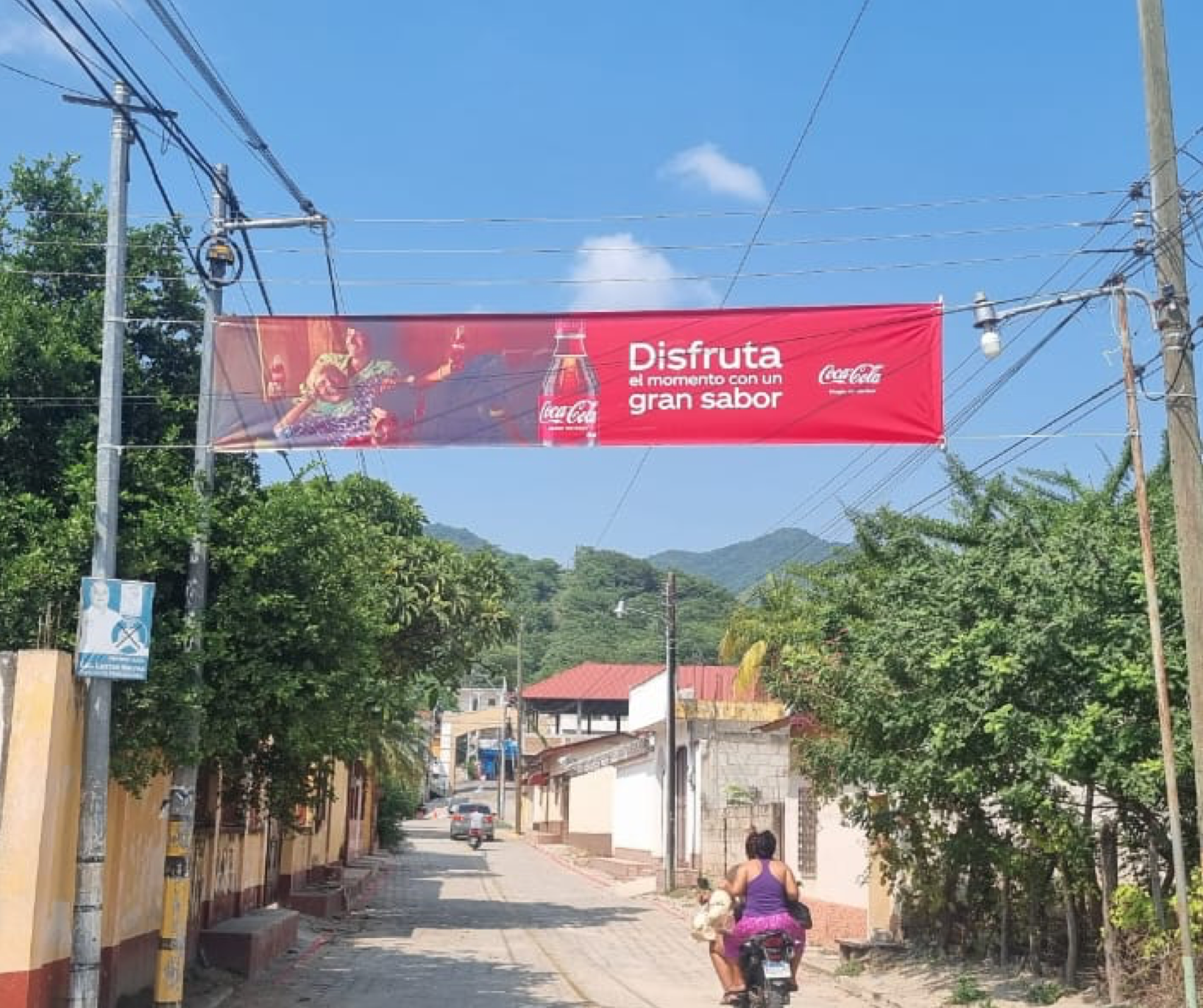 Lona cruza calle- Street Banner Proyectos Inteligentes publicidad Cocacola impresion vinil proyectos inteligentes guatemala innovación interior del país